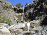 Tenter l'aventure, très courte, pour atteindre le pied de la chute supérieure.