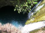 Une des cascades se jetant dans son bassin sombre.