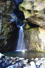 Arrivée du Bras des Etangs dans le canyon du Bras Rouge par <br />
une faille étroite...