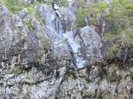 Visible du sentier, la haute cascade coule à deux pas de la route <br />
de l'Îlet à Cordes.