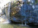 Les derniers mètres de la chute avec petit bassin et douche possible.