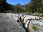 Le fond basaltique entourant la chute