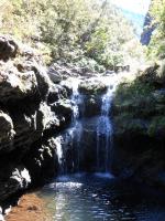 Celle-ci tombe dans un bassin entouré de basaltes.