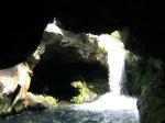 Plusieurs grottes dont celle enface de l'arche naturelle, près de la cascade.