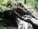 Superbe endroit avec chute, arche et bassin.