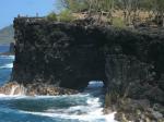 La mer se fracasse bruyamment sous l'arche.