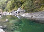 Proche d'une longue cascade qui se jette en aval