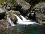 Courte chute mais spectacle assuré avec le bassin et les énormes roches qui l'entourent.