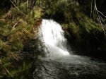 A droite du sentier en arrivant sur les lieux