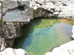 Plus vaste et aussi profond que le précédent, le bassin est entouré de petites falaises