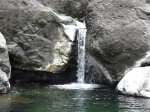 Une petite chute entre de gros rochers. Pas de bassin