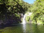 Petite chute agréable pour vaste bassin