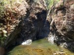 Une cascade derrière le coude à la condition de nager en eau froide