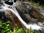 Petite chute située au pied d'un grand captage