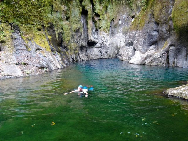 Si on ne craint pas l'eau froide, on peut se rapprocher de la cascade en amont
