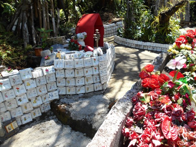 Détour de 10 m pour une visite de l'oratoire rouge et ses ex-voto