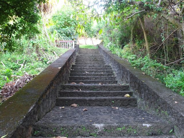 L'escalier remontant vers le terrain de sport