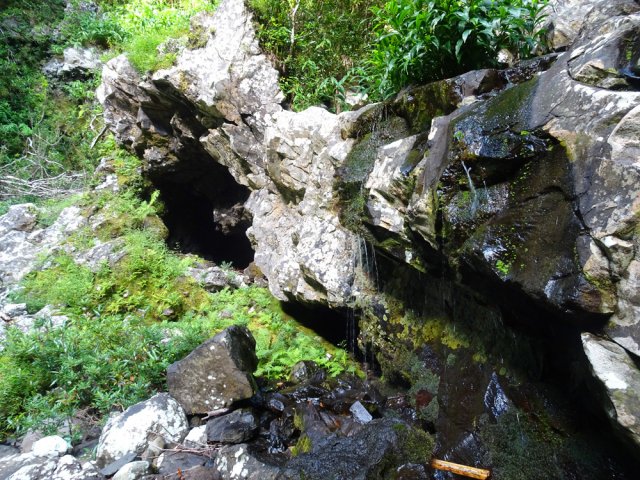Une grotte et un pisse en l'air sur le côté
