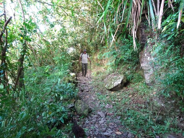 Beaucoup de pierres au sol mais marche aisée