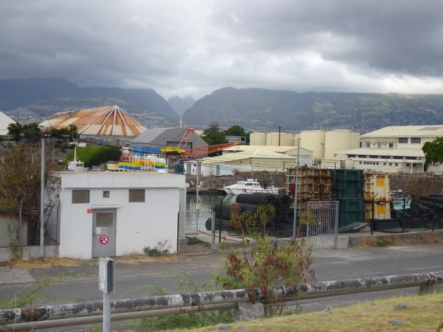 On distingue une partie du Cirque de Mafate au-dessus des installations portuaires
