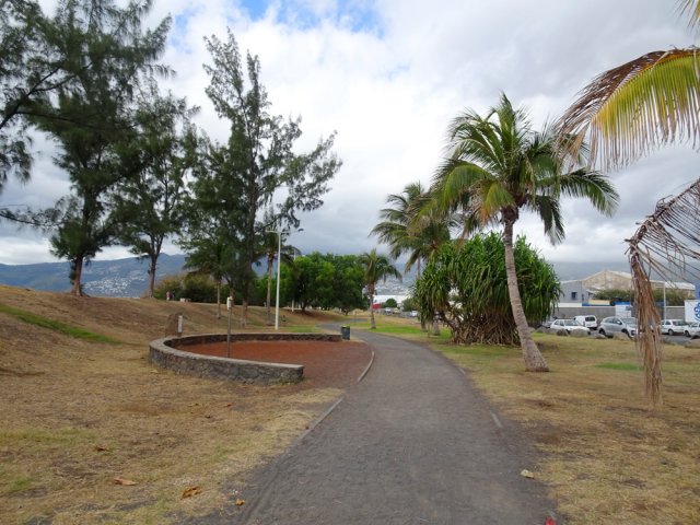 On retrouve les allées sableuses du parc