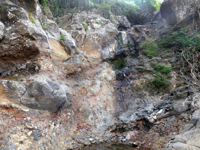 Remonter un peu la ravine jusqu'au bassin et sa cascade, si possible après la pluie