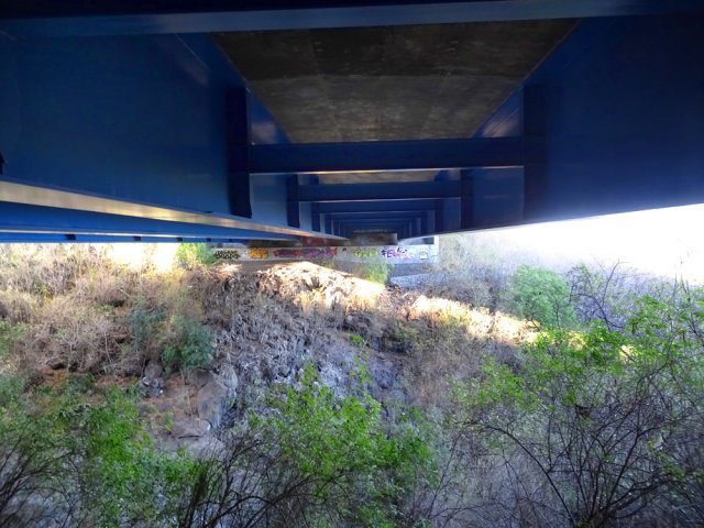 Traversée de la RN1 sous le pont enjambant la Ravine de Petit Etang