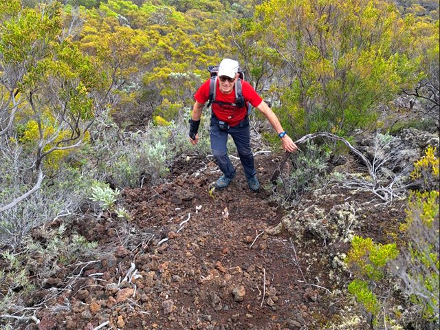 Le sol est glissant ; on fait vite trois pas en avant et un en arrière