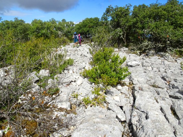 Début de la descente sur de vastes étendues de calcaire en hors sentier