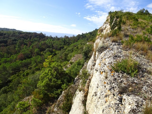 On peut quitter le sentier pour atteindre le bord de la falaise