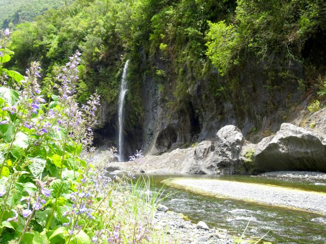 A partir de la cascade, la vallée s'élargit de plus en plus