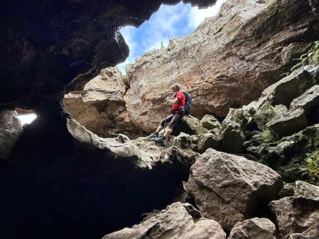 Une petite grotte est en formation sous l'arche