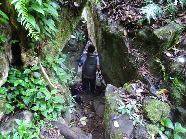 Passage entre les rochers pour atteindre la première ravine