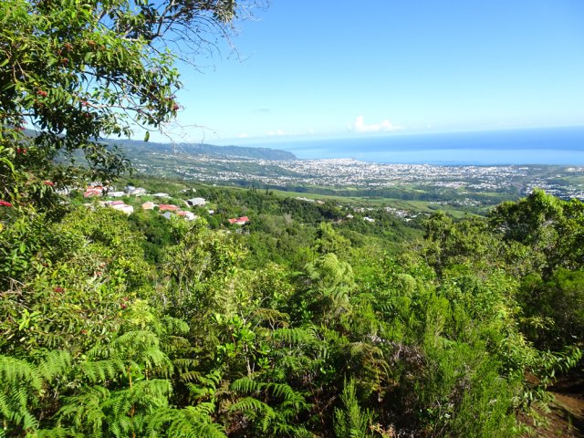 On bénéficie de larges panoramas de Sainte-Marie jusqu'à Saint-Denis