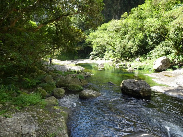 La rivière est calme par moments